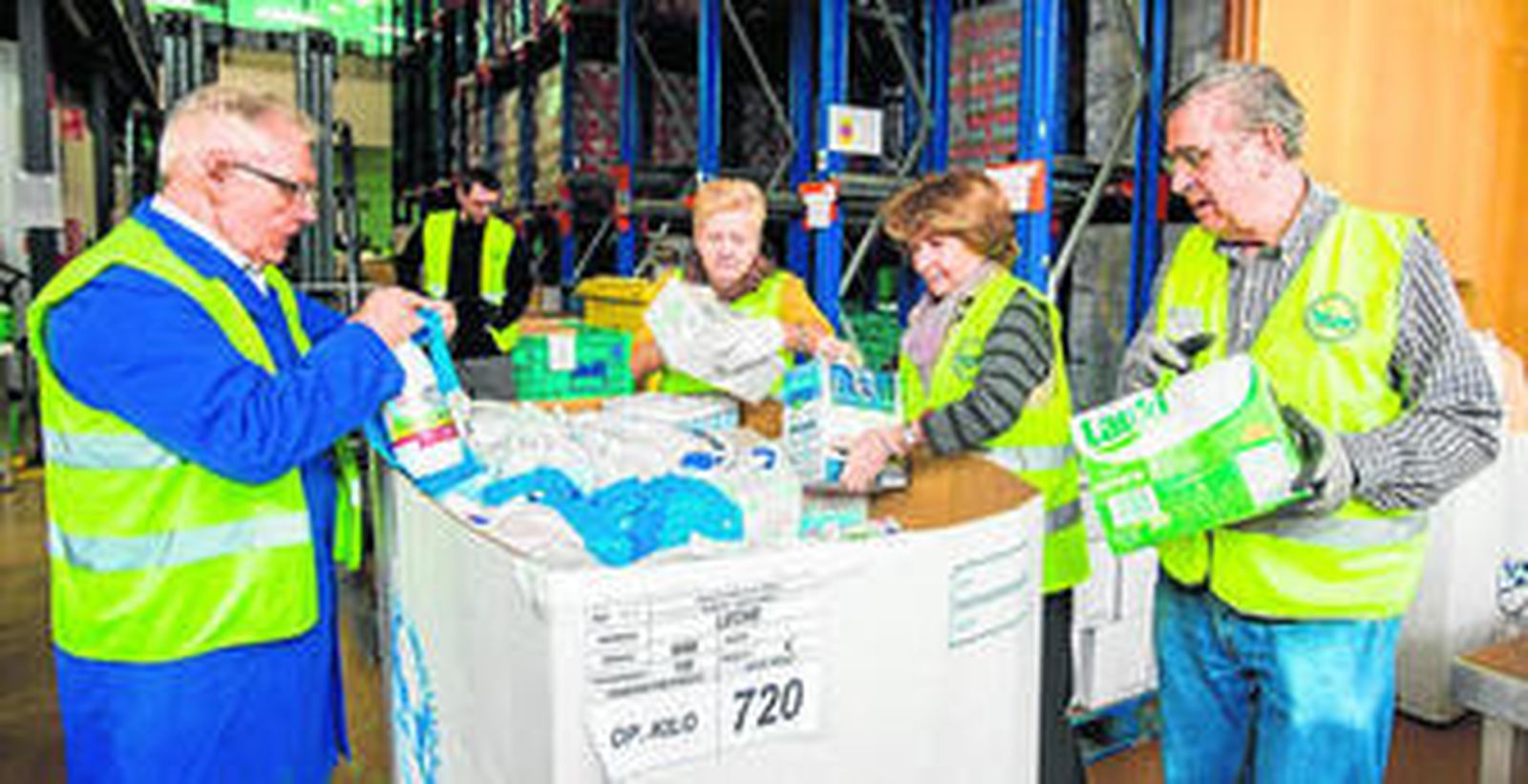 Personal voluntario ha participado en la recogida de leche en favor de familias en situación de vulnerabilidad.