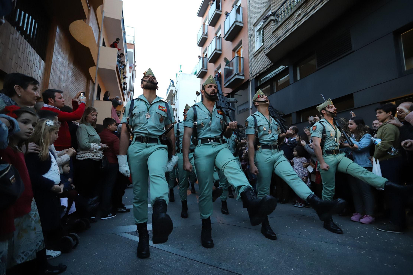 Procesión del Cristo de la Vera Cruz, escoltado por la Legión en las calles de Huelva