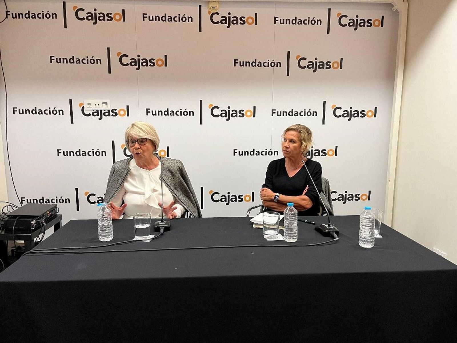 Leo Mézquita y Mila Fernández de la Puente durante el coloquio.