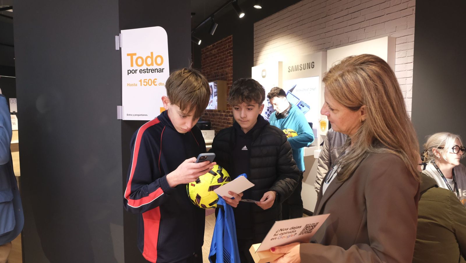 Búscate en las fotos de la firma de los jugadores de la U.D. Almería en la tienda Orange