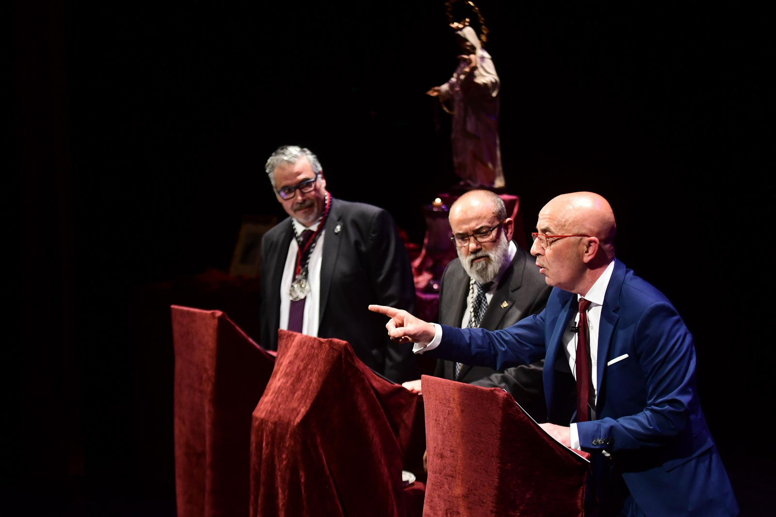 Los tres pregoneros, durante su alocución en el Gran Teatro.