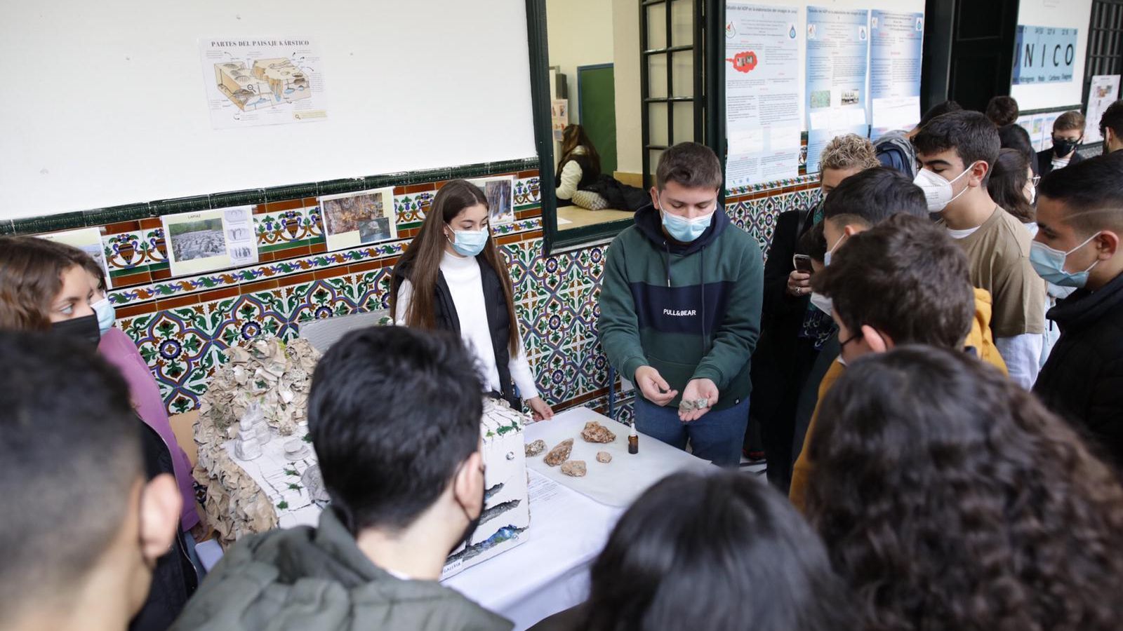 Uno de los estudiantes explica a sus compañeros uno de los experimentos de la feria.