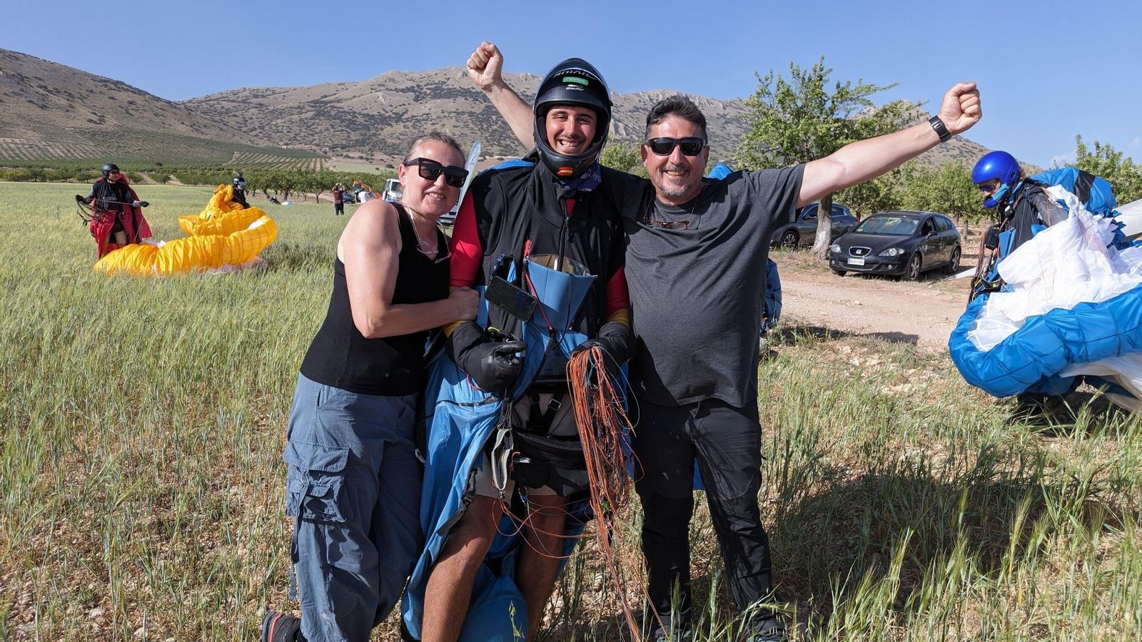 Marcelo posa triunfal junto a sus padres.