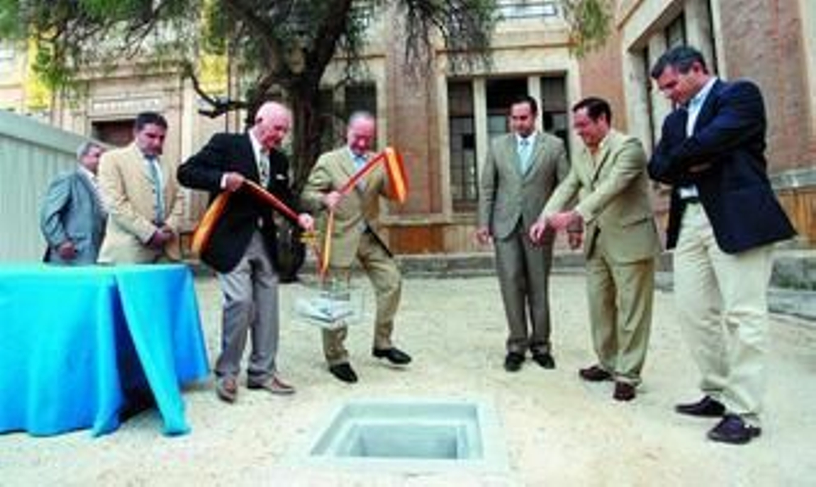 Joao Manuel Magalhaes y Francisco de la Torre, ayer junto a varios concejales, en el acto de la primera piedra del Museo del Automóvil.