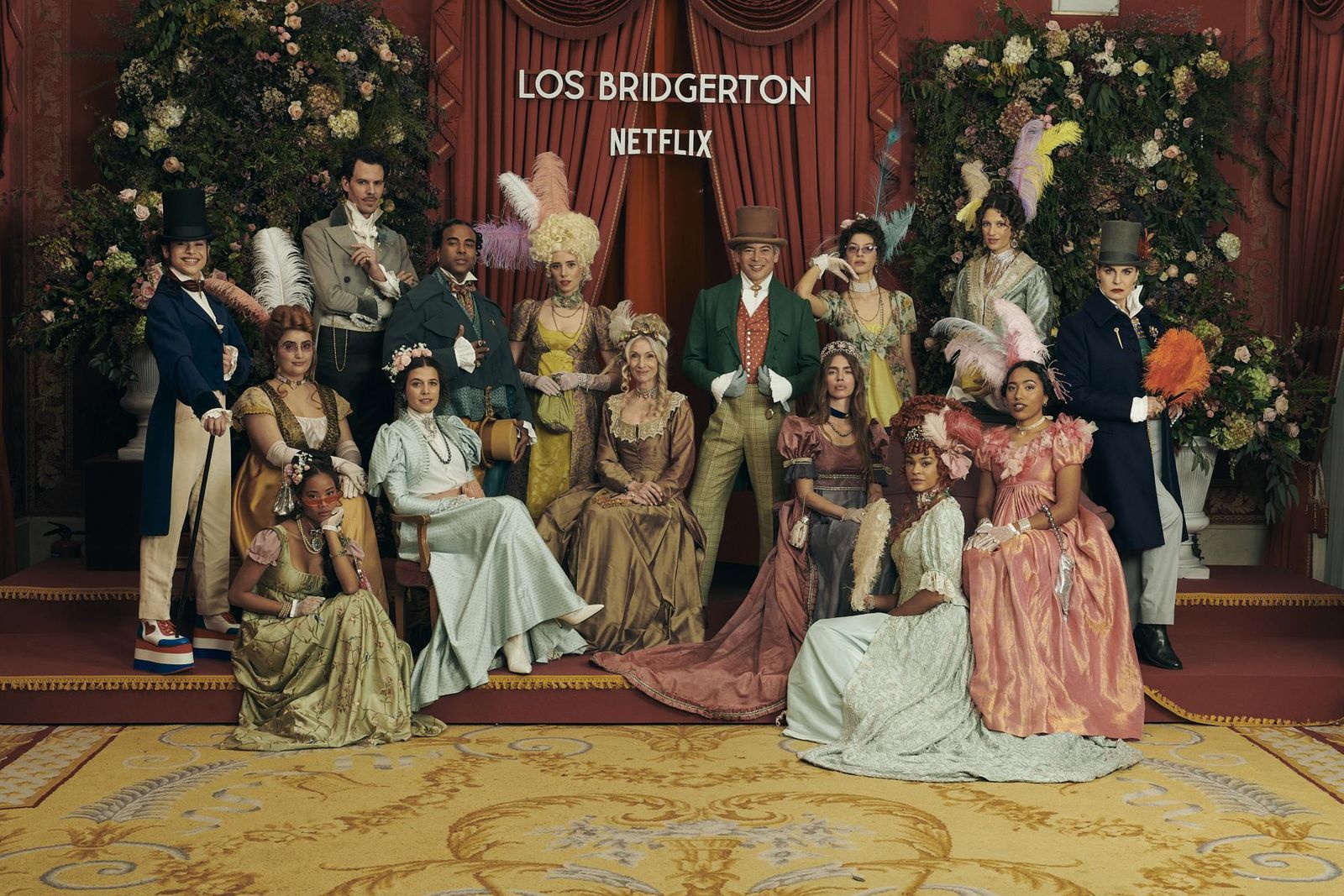 Famosos posan con vestuario original de la serie 'Los Bridgerton'.