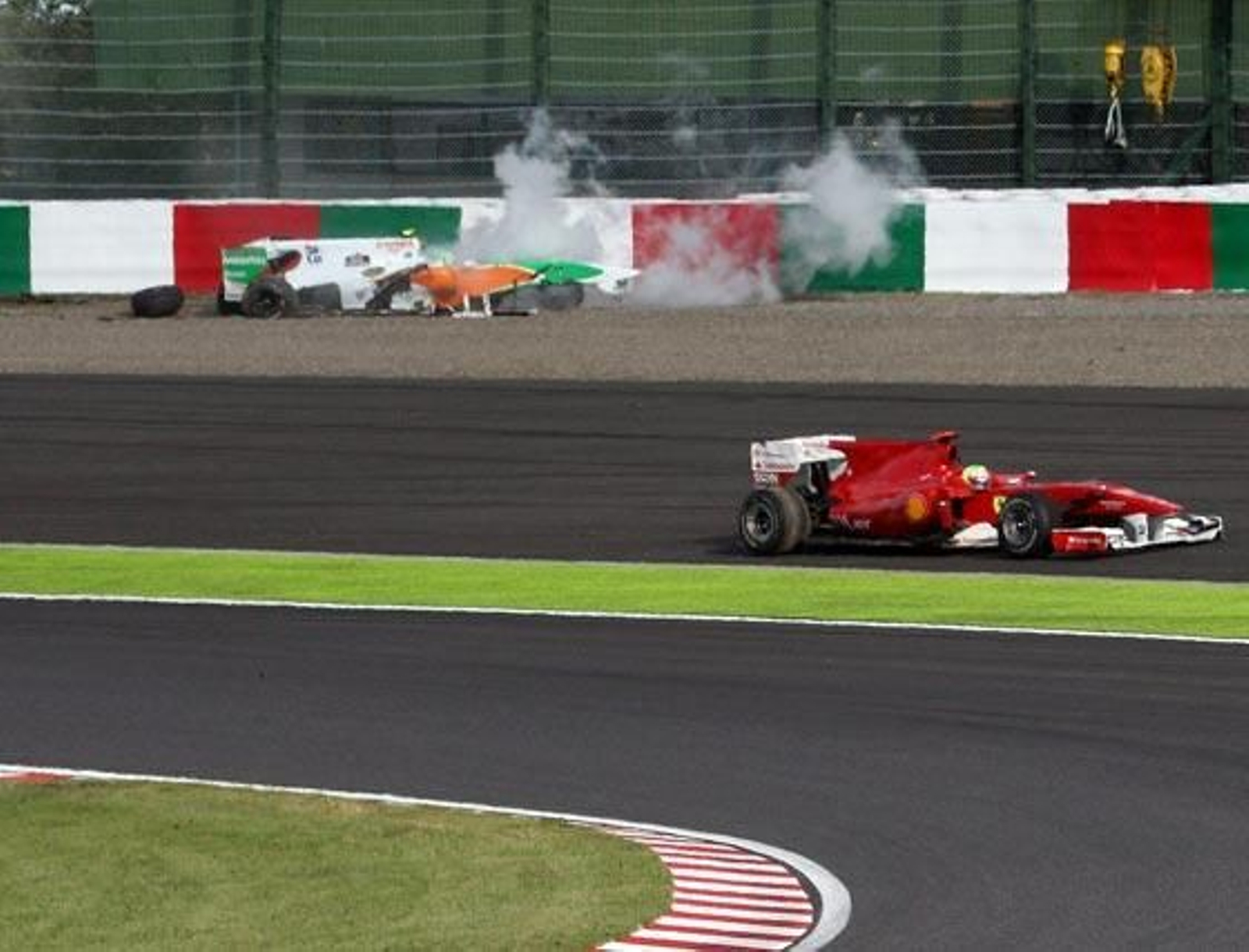 Fernando Alonso logra superar el peor circuito que le quedaba para Ferrari F10 con un tercer puesto detrás de los Red Bull del alemán Sebastian Vettel y del australiano Mark Webber

Foto: efe