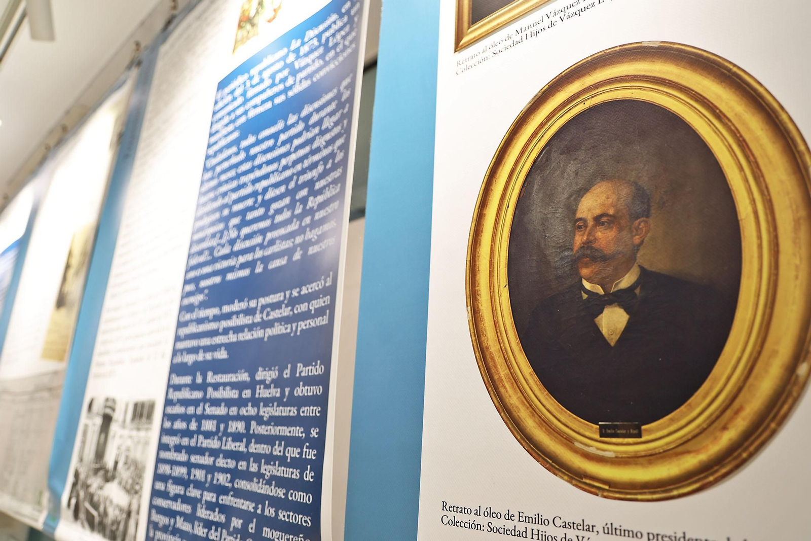 Exposición sobre Vázquez López en el vestíbulo de la Biblioteca