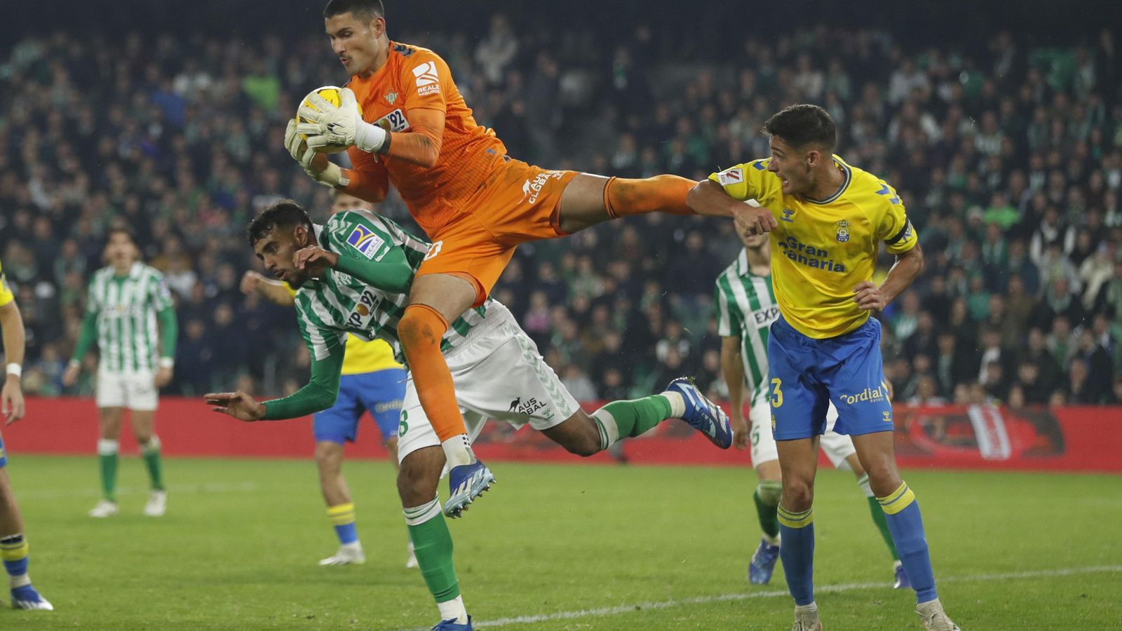 Fran Vieites sale con autoridad en una jugada en la que choca con Chadi Riad.