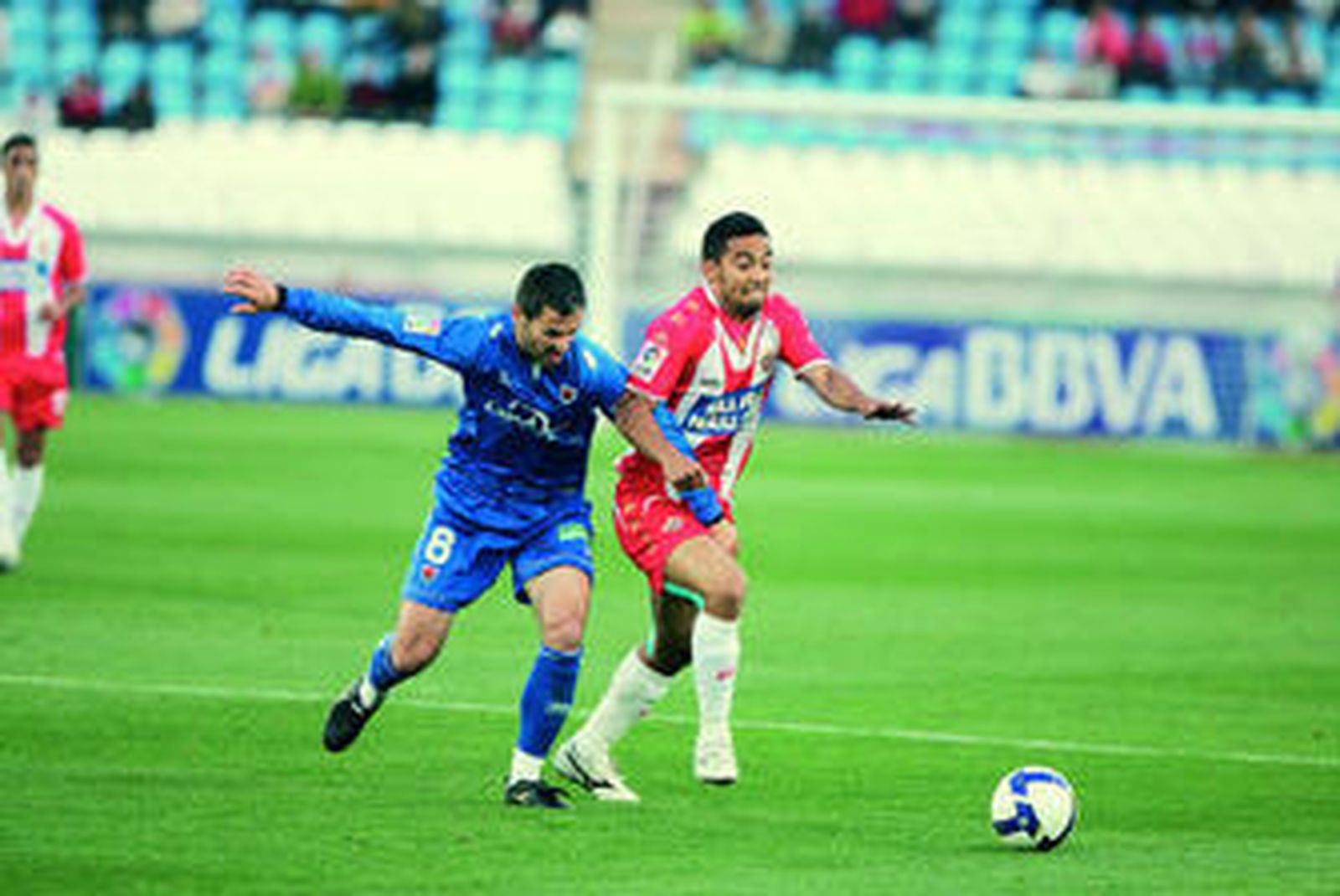Iriney pugna con Nagore en el partido del pasado sábado ante el Numancia.