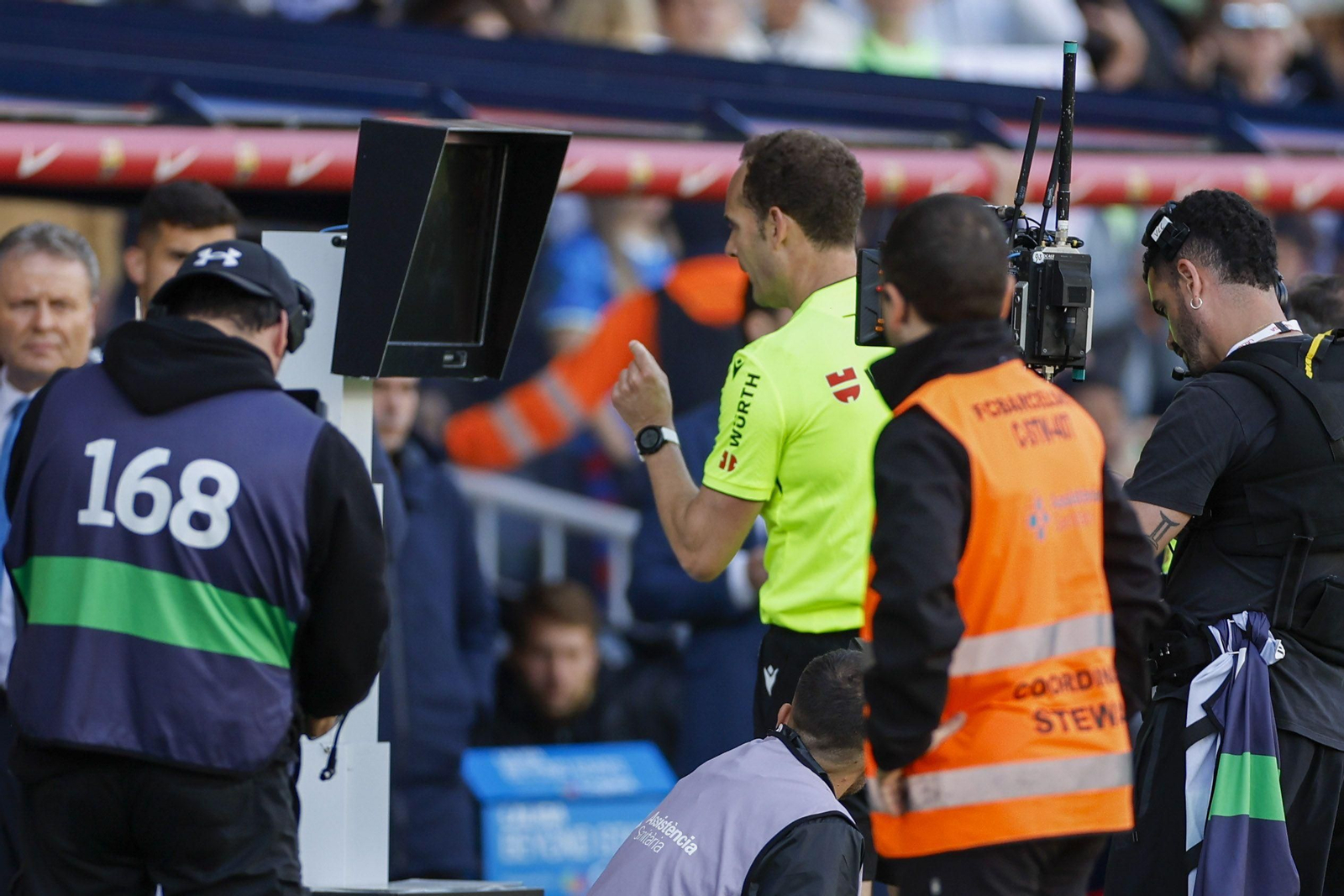 Barcelona-Celta: El malagueño Melero López, salpicado por la polémica