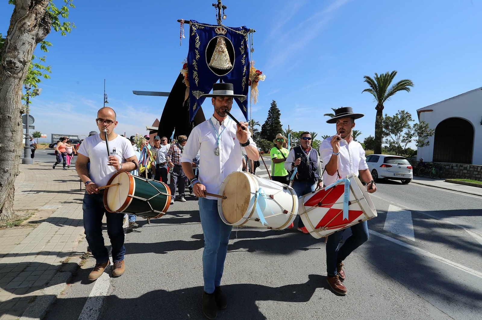 Imágenes de los presos de la cárcel de Huelva en su camino hacia El Rocío