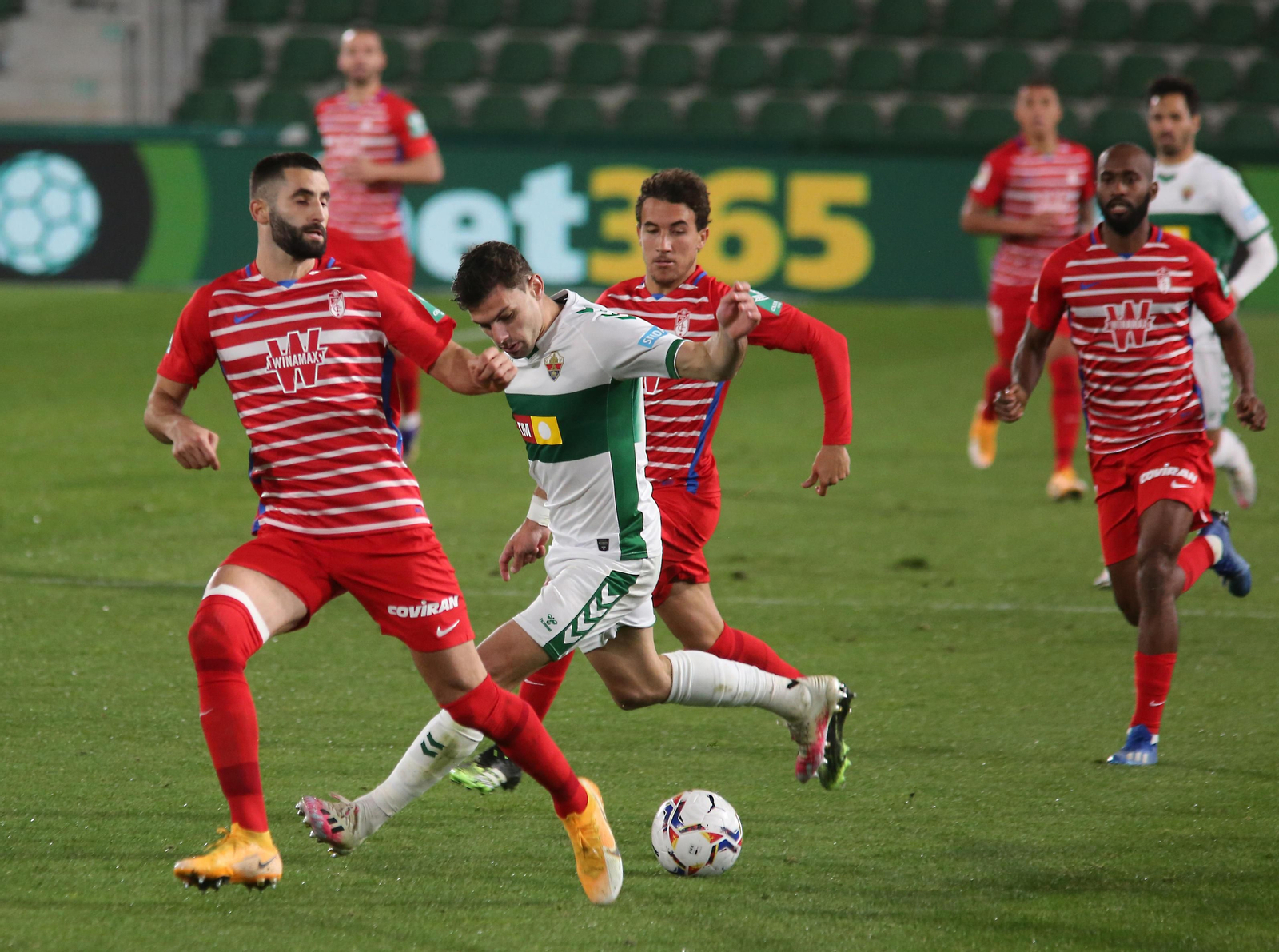 Gonalons y Luis Milla se afanan en tareas defensivas