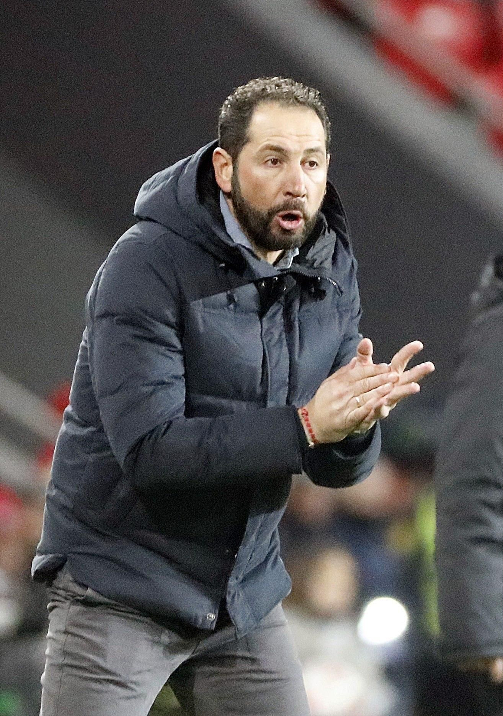 Pablo Machín anima a sus jugadores desde la banda de San Mamés