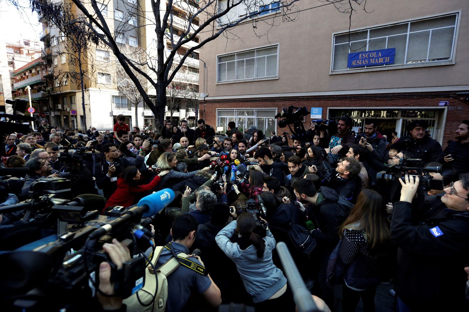 Inés Arrimadas atiende a la prensa tras votar.
