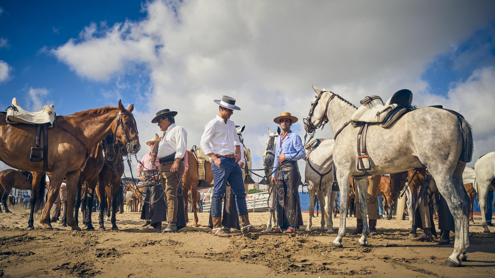 El embarque de las hermandes rocieras de Cádiz en Bajo de Guía