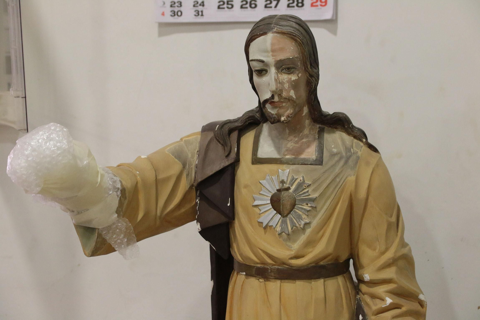 El Sagrado Corazón de Jesús muestra media cara del antes y del después de la restauración que se le realiza.