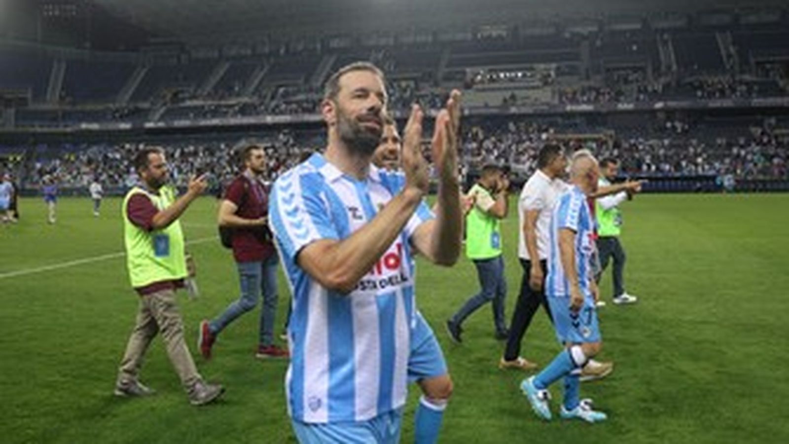 Ruud Van Nistelrooy aplaude a la grada en el Partido de Leyendas.