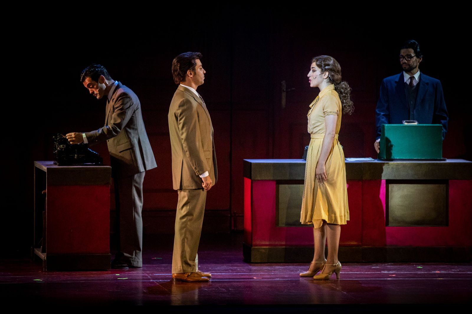 Imágenes del musical 'El tiempo entre costuras' en el Gran Teatro Falla