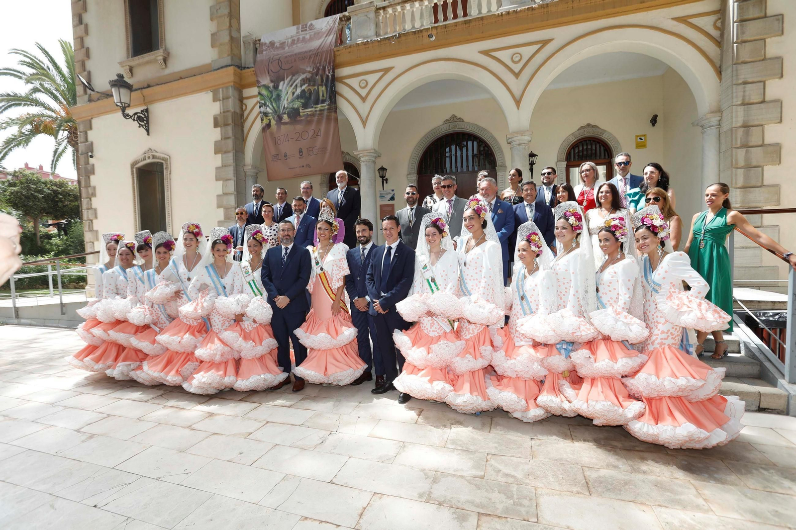Autoridades, corte juvenil y pregonero, tras el discurso de Rubén García