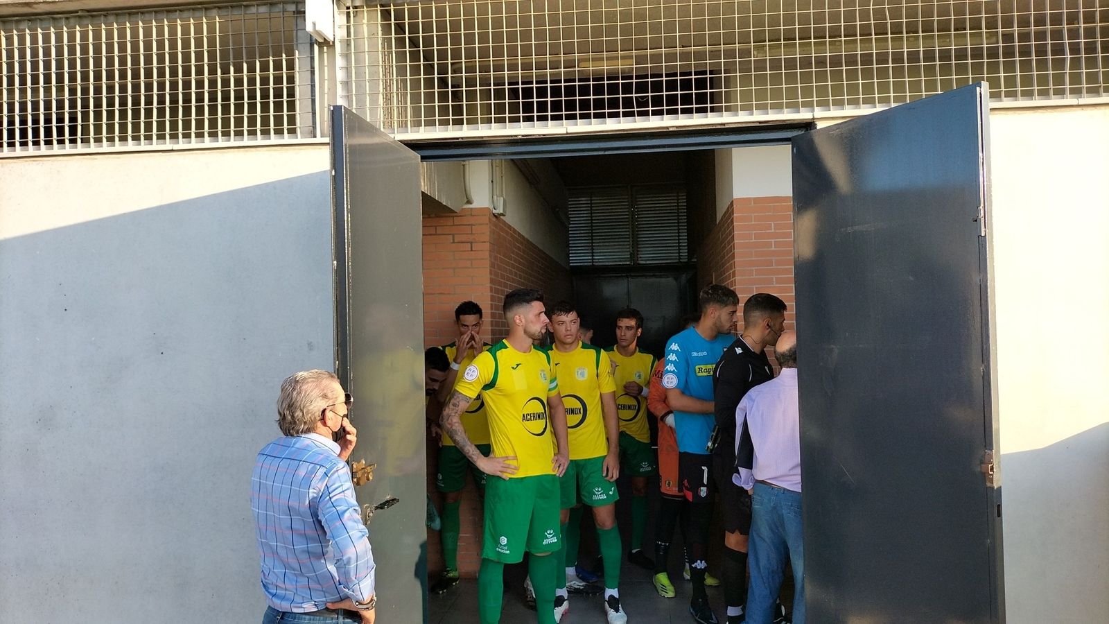 Los jugadores de la Unión se disponen a saltar al terreno de juego antes del comienzo