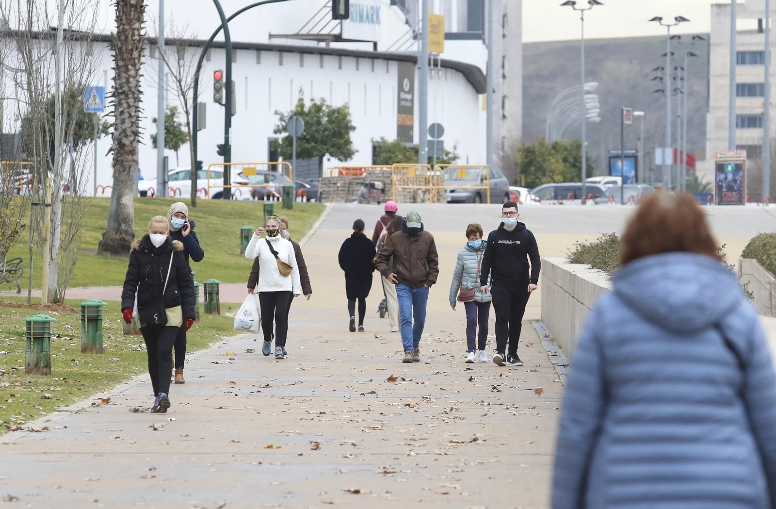 Varias personas caminan por el Balcón del Guadalquivir.