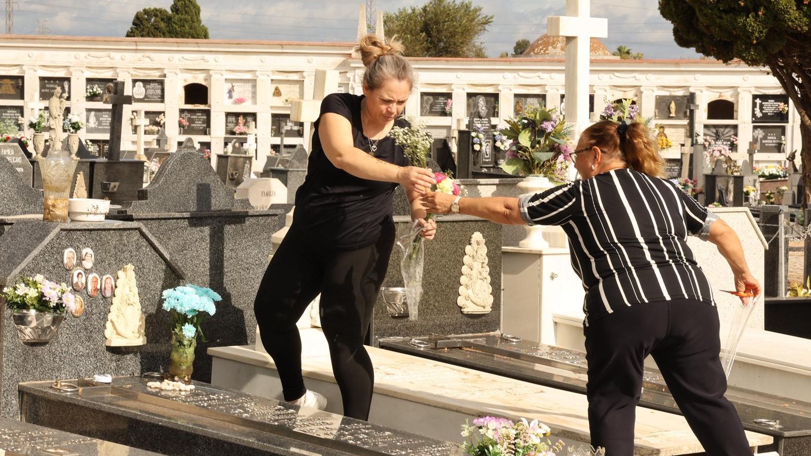 Onubenses ponen flores a sus difuntos en el Día de Tosantos.