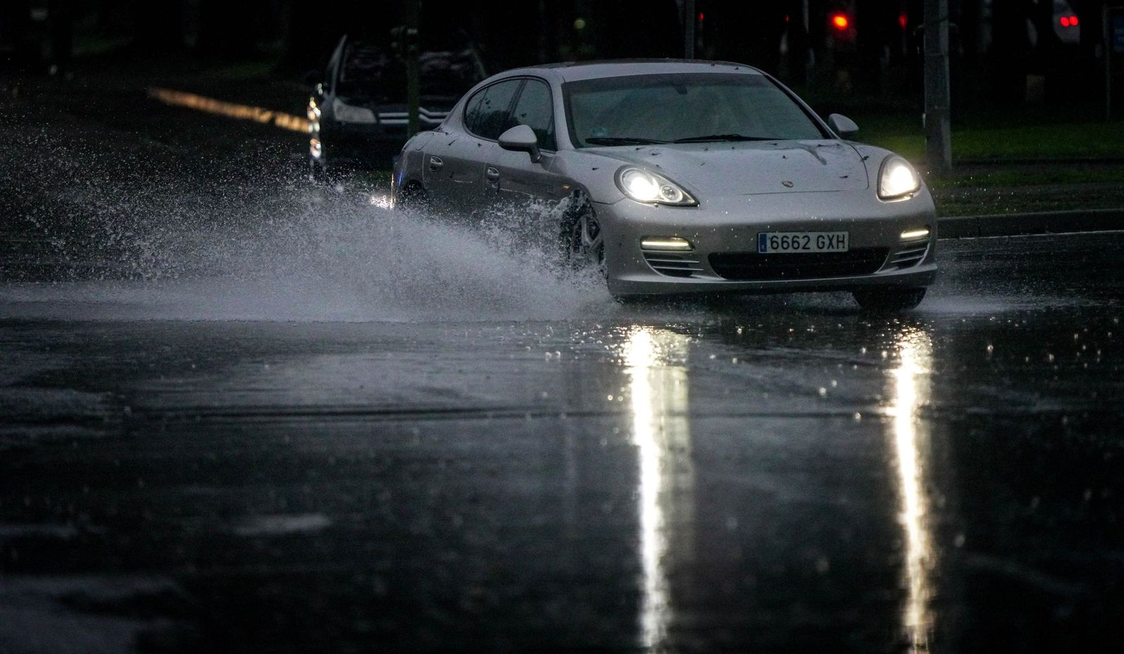 La intensa lluvia caída a primera hora de este lunes a vuelto a anegar varias calles de Jerez
