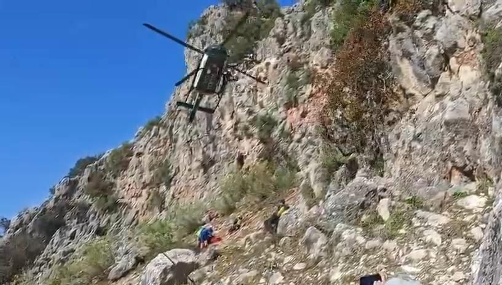 Así ha sido el rescate con helicóptero de varios escaladores en El Gastor
