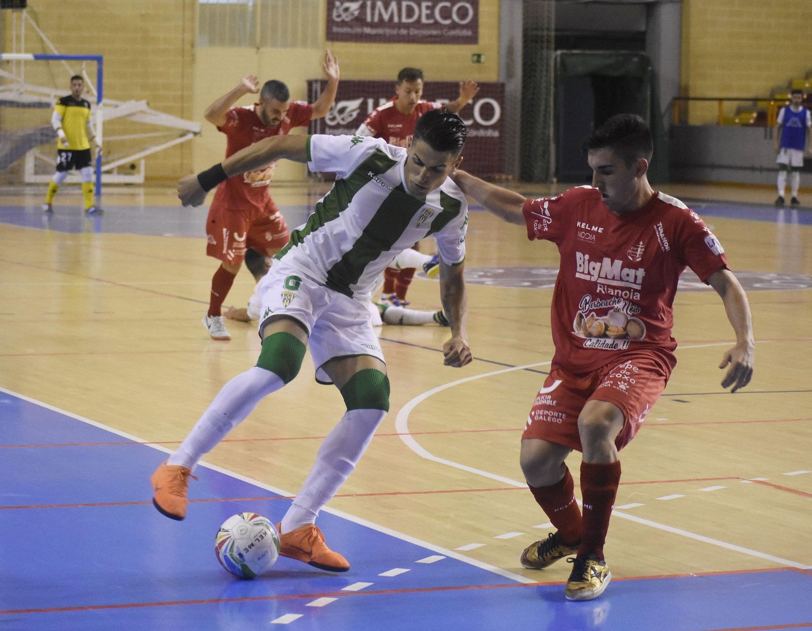 Cristóbal intenta superar a un contrario en el partido de ayer en Vista Alegre.