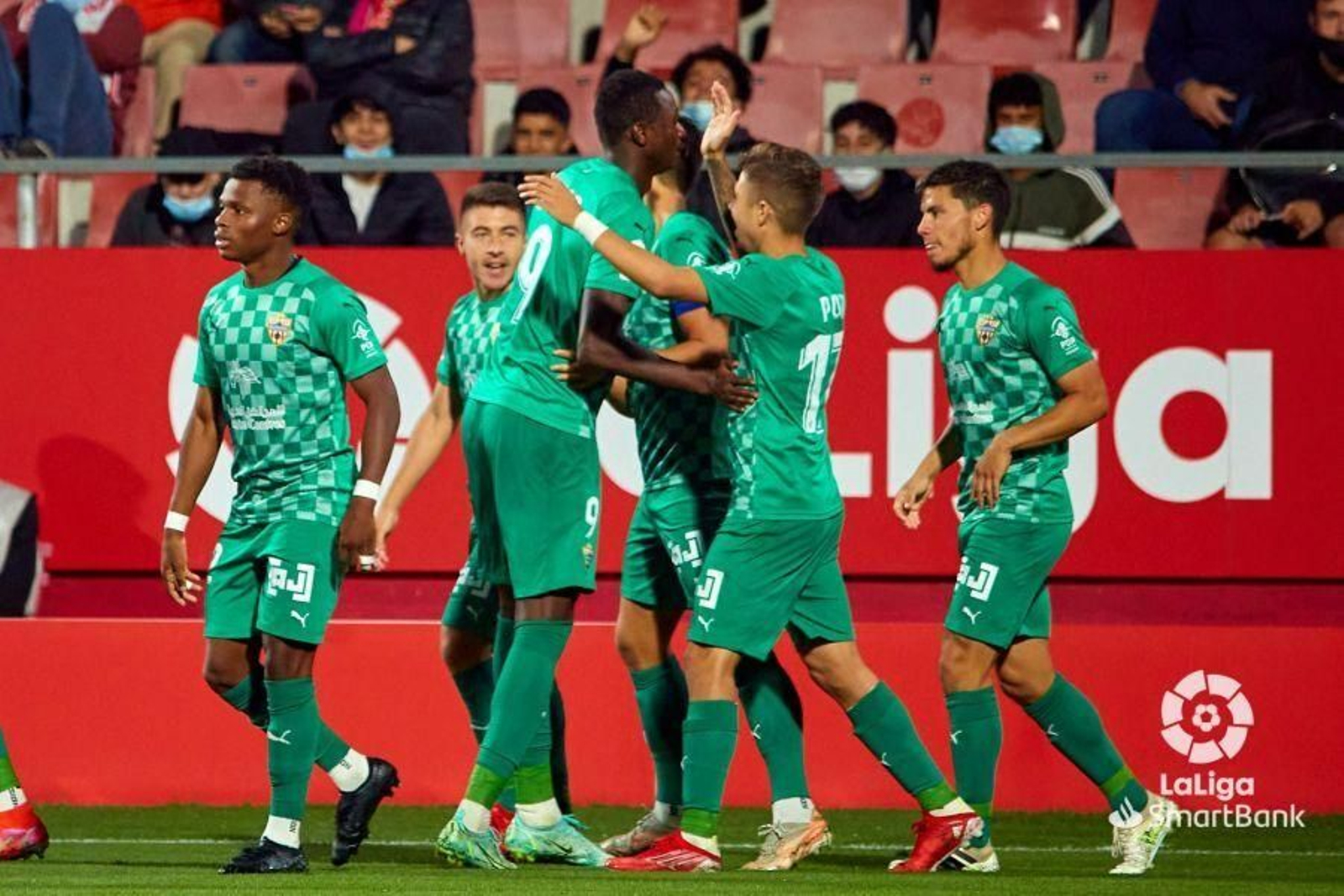 Los jugadores almerienses celebran el 0-1 de Sadiq en Montilivi
