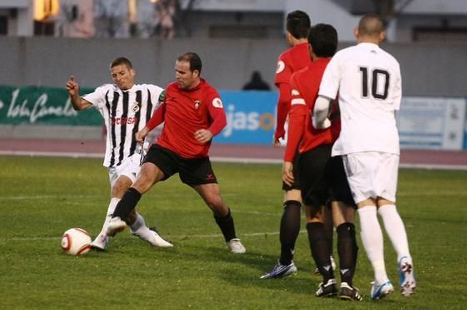 La Balona gana en Ayamonte y se pone líder provisional a la espera de lo que haga el Pozoblanco./Fotos:Alberto Domínguez

Foto: Alberto Dominguez