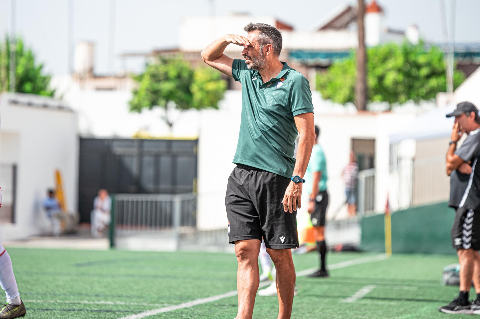 Manolo Herrero observa el partido desde su área técnica.