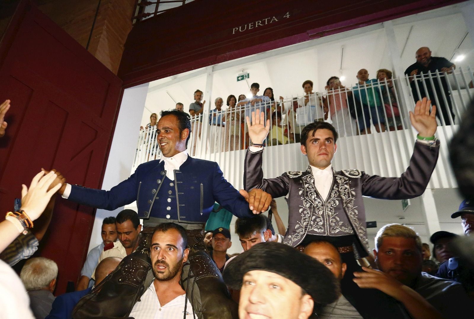 Hermoso de Mendoza y Ferrer Martín. a hombros.