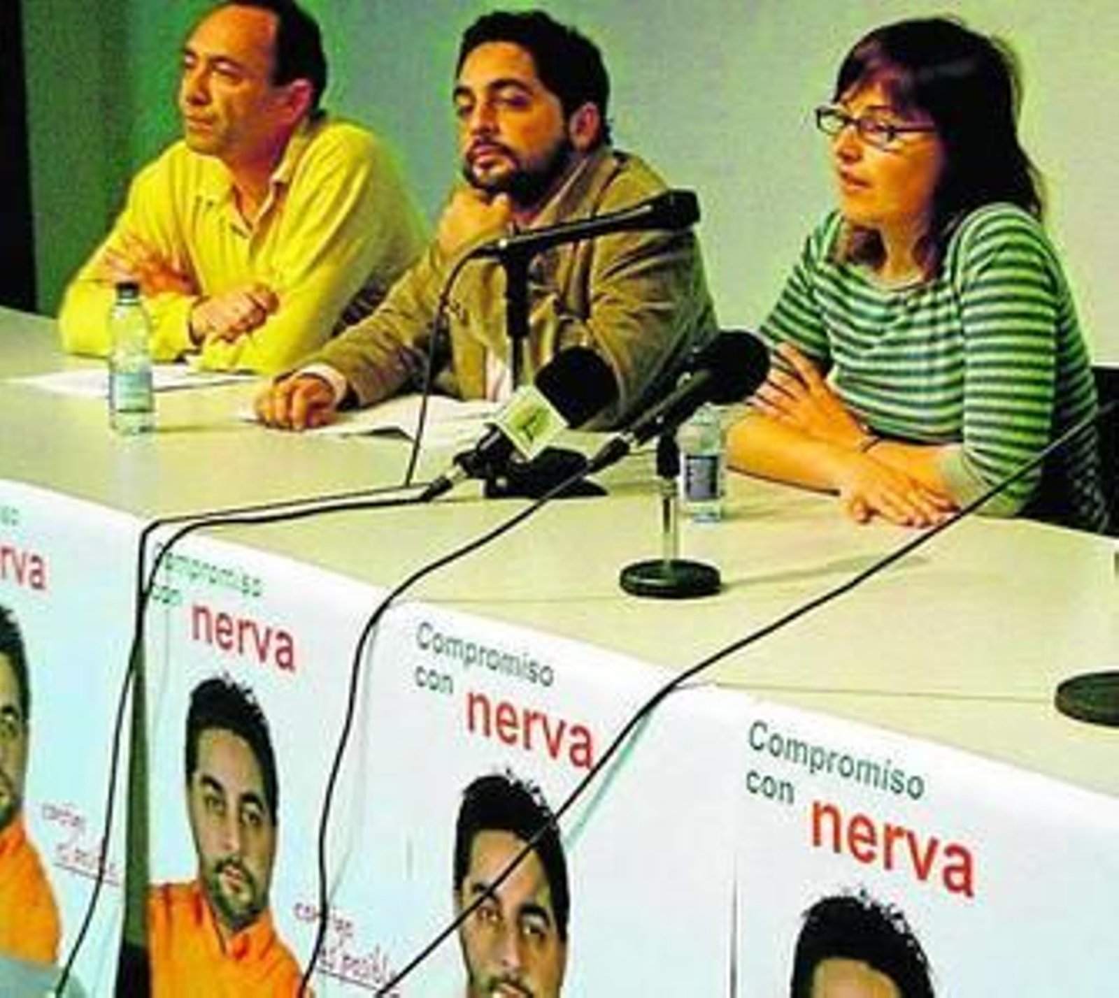 En el centro, el concejal de IU en Nerva, Oscar Collado.