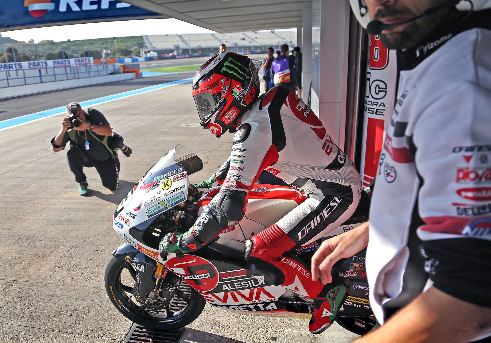 Antonelli sale de boxes.