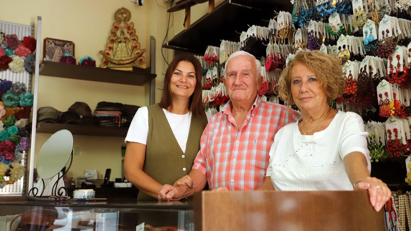Inma, Ubaldo y Luli, diseñadora y fundadores de la tienda de moda flamenca Revuelo. Inma, Ubaldo y Luli, diseñadora y fundadores de la tienda de moda flamenca Revuelo.