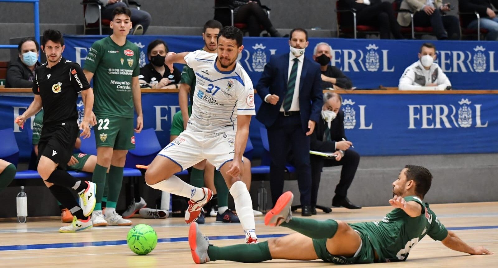 Caio César se lanza al suelo para frenar un ataque de Thalles.