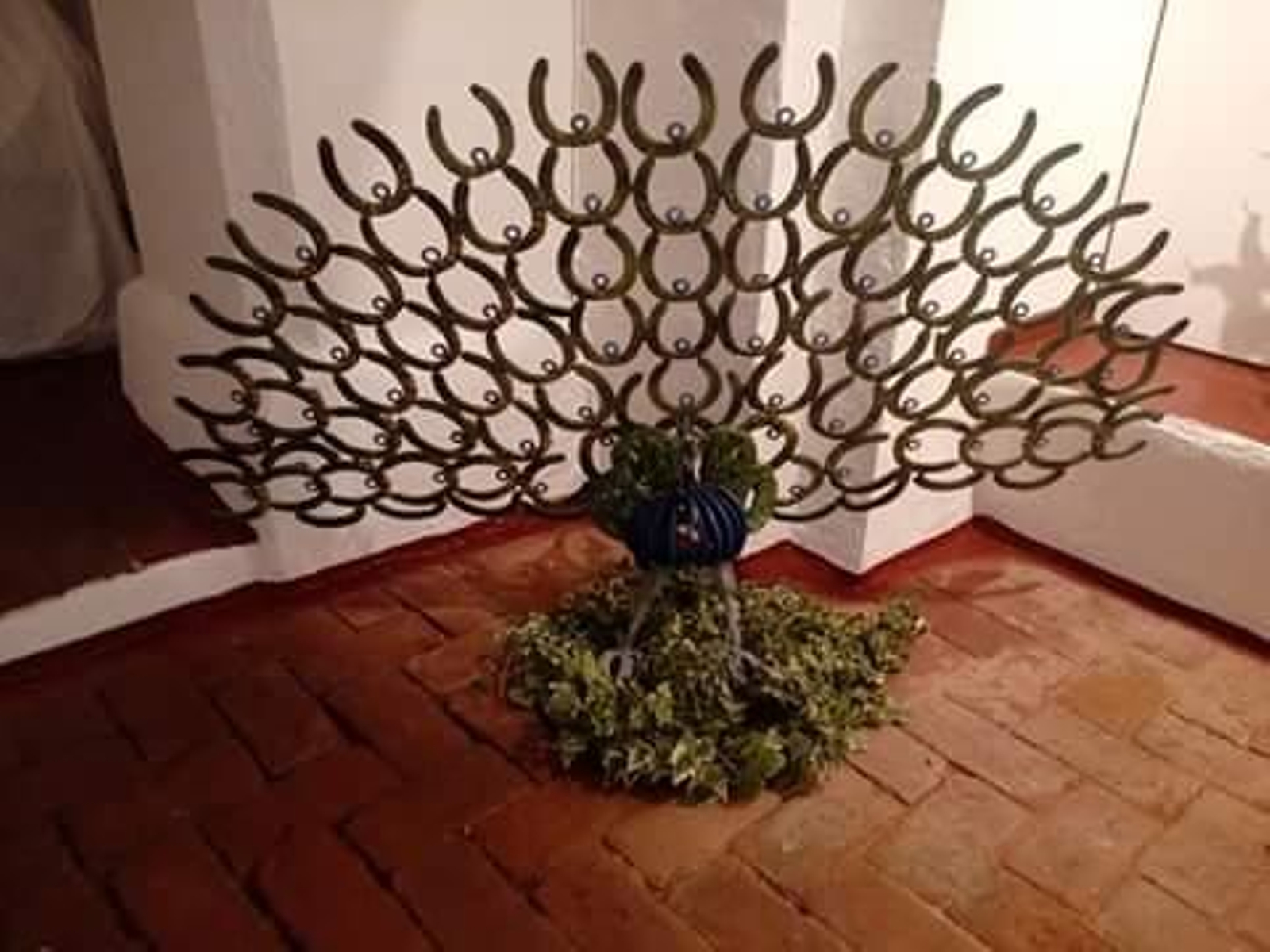 El artista de Aracena que convierte herraduras en obras de arte únicas: Ha creado más de 300 figuras de hierro