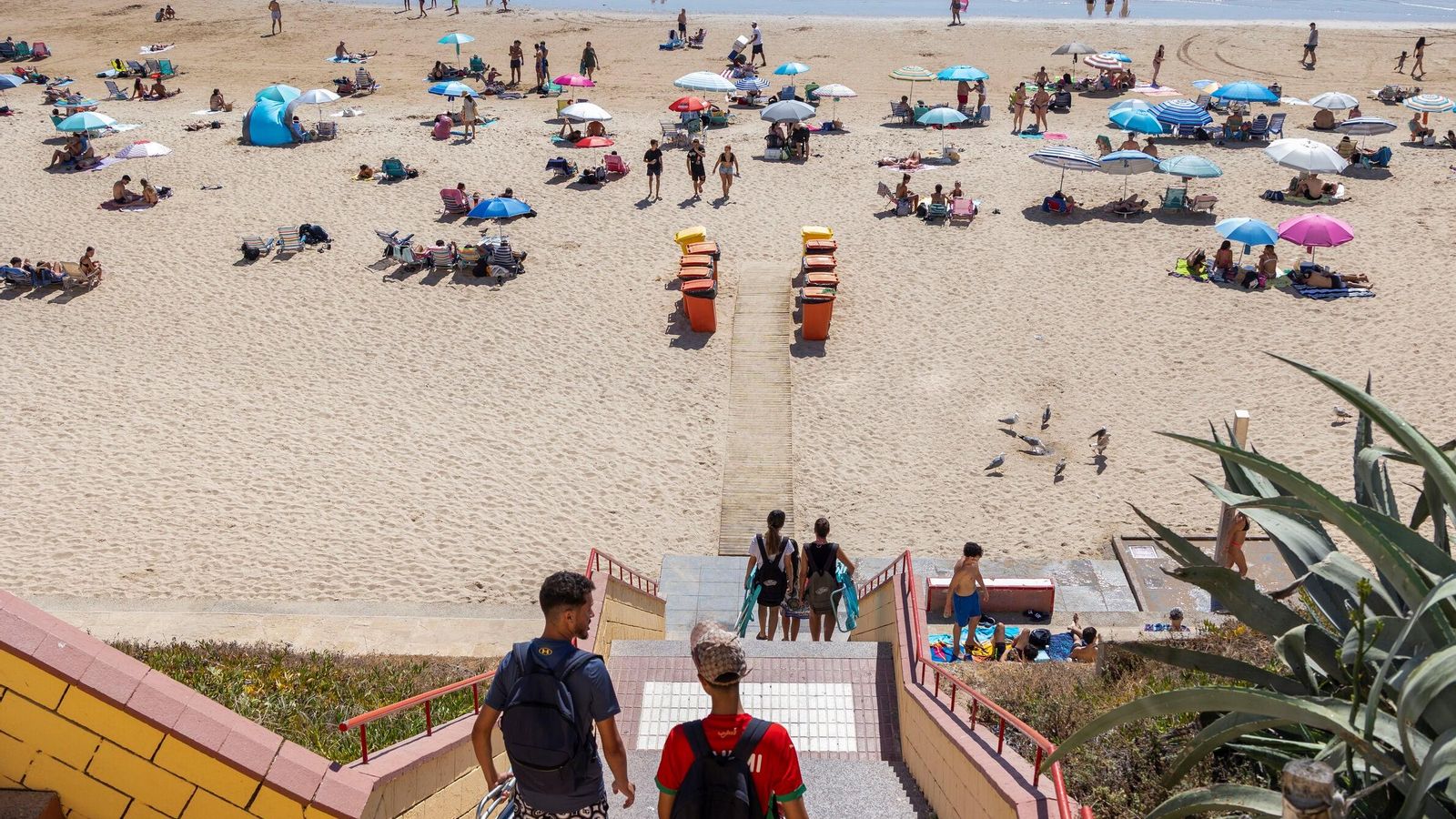Escalerilla de la playa Santa María del Mar de Cádiz.
