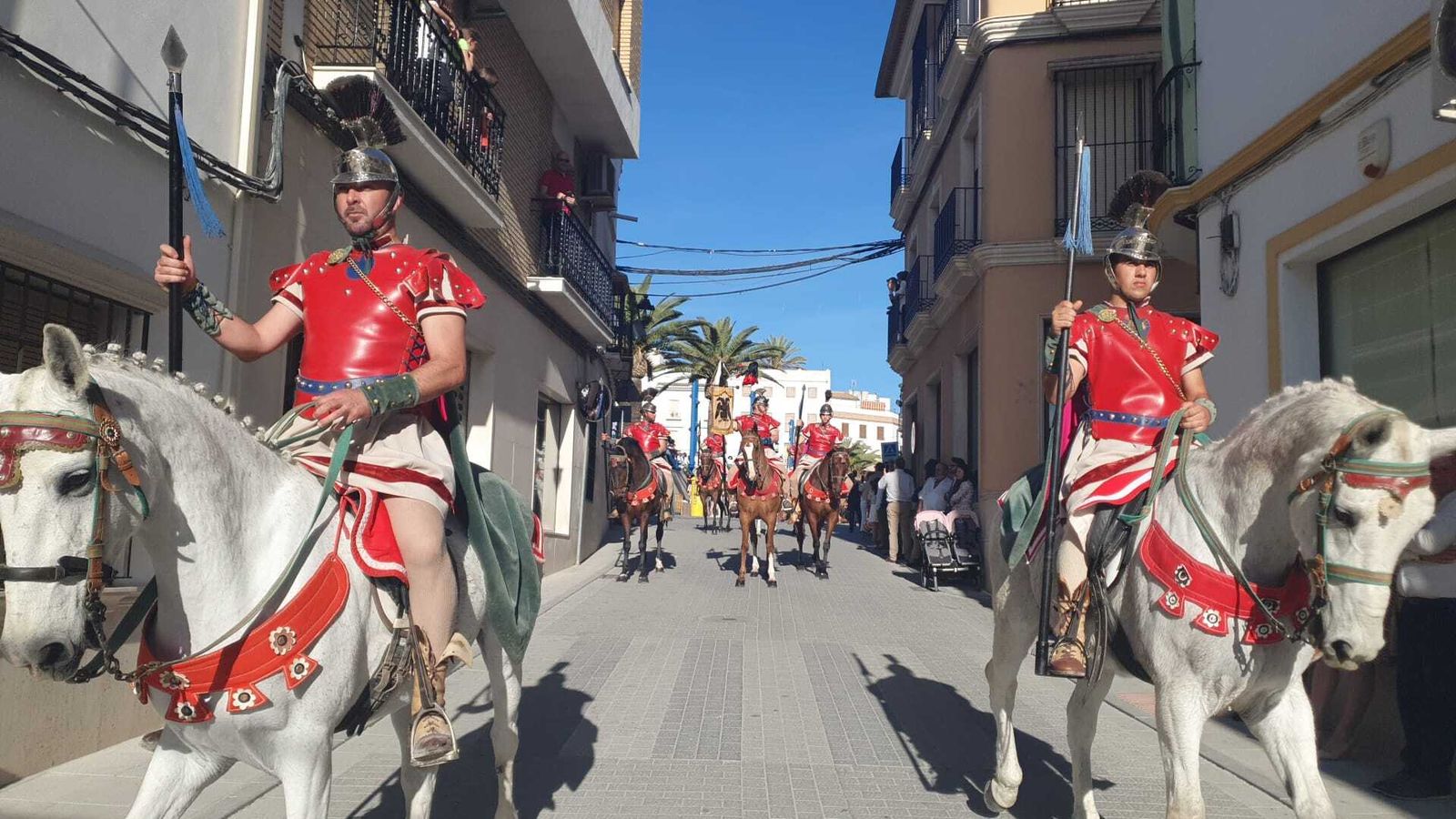 Viernes Santo en Castro del Río: La cesión del paso al Santo Entierro, en imágenes