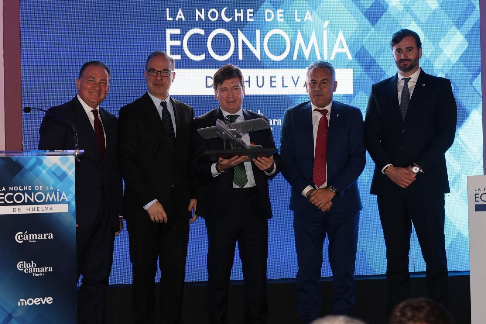 José Vázquez alza el Premio Plus Ultra entregado a USISA en 'La noche de la Economía'.