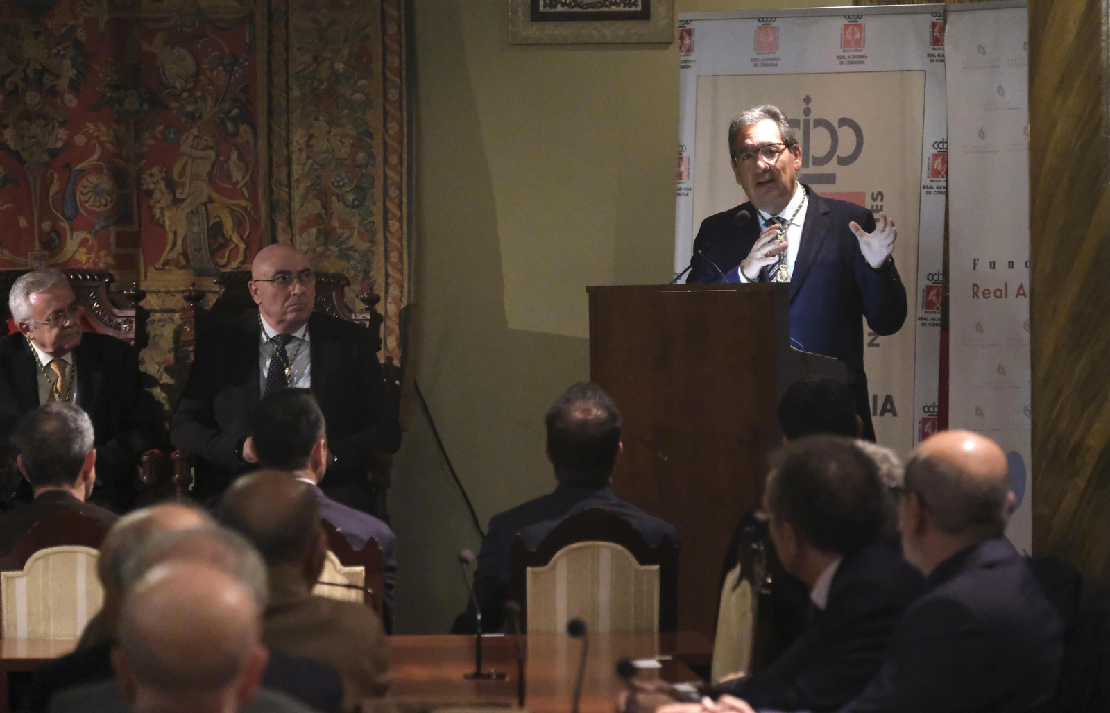 El ingreso del presidente de la Fundación Cajasol, Antonio Pulido, en la Real Academia de Córdoba, en imágenes