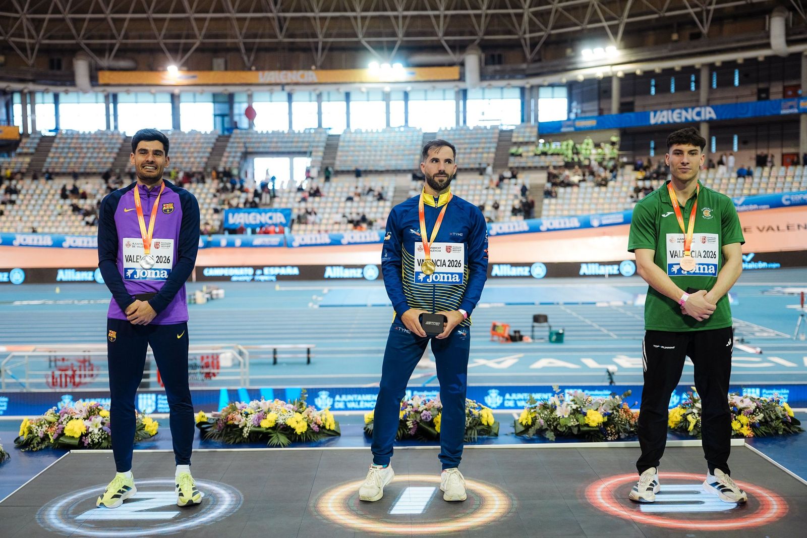 Héctor Santos, a la izquierda, luce su medalla de plata.