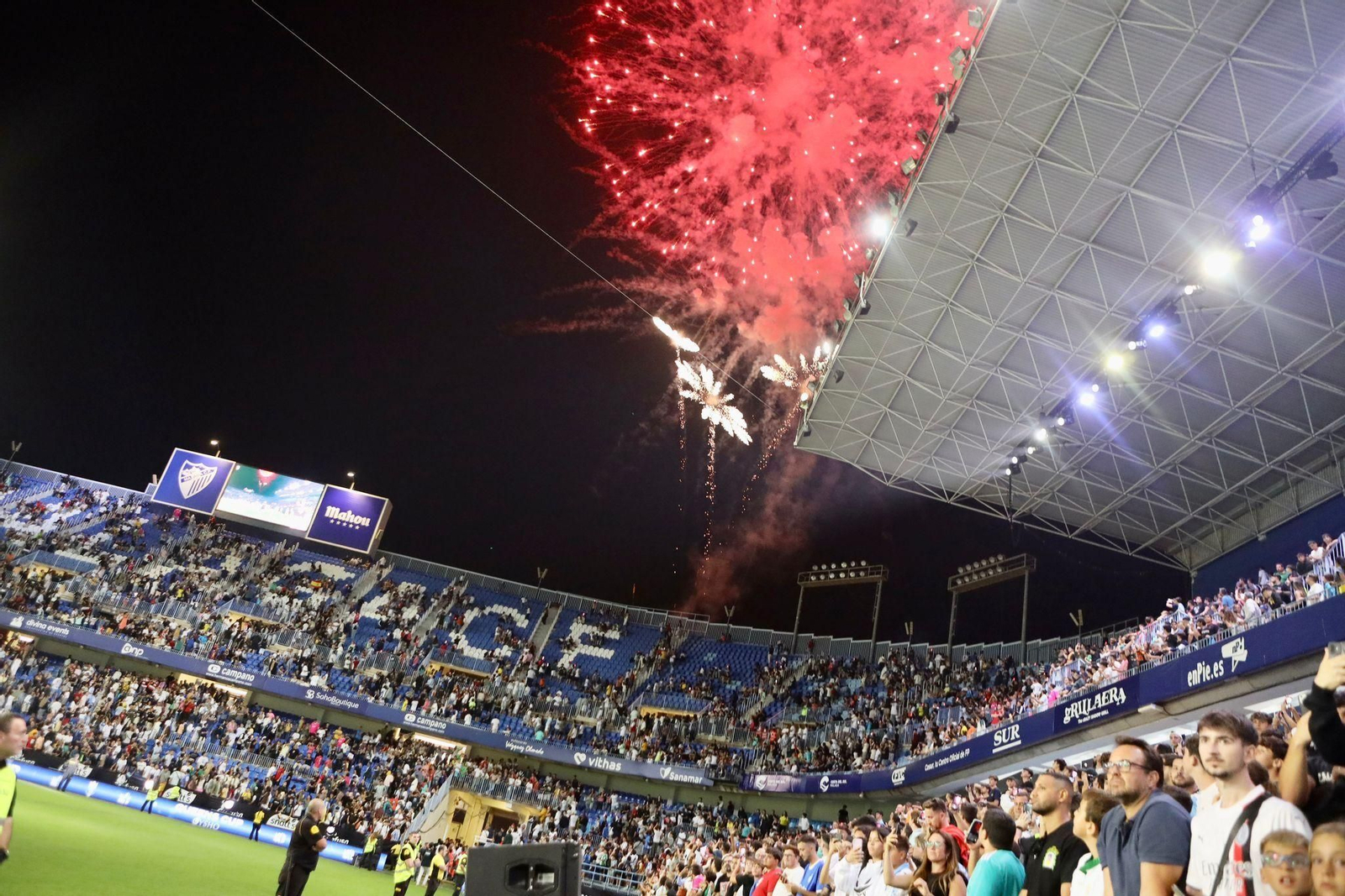 Fuegos artificiales en La Rosaleda tras la celebración de la Kings Cup.