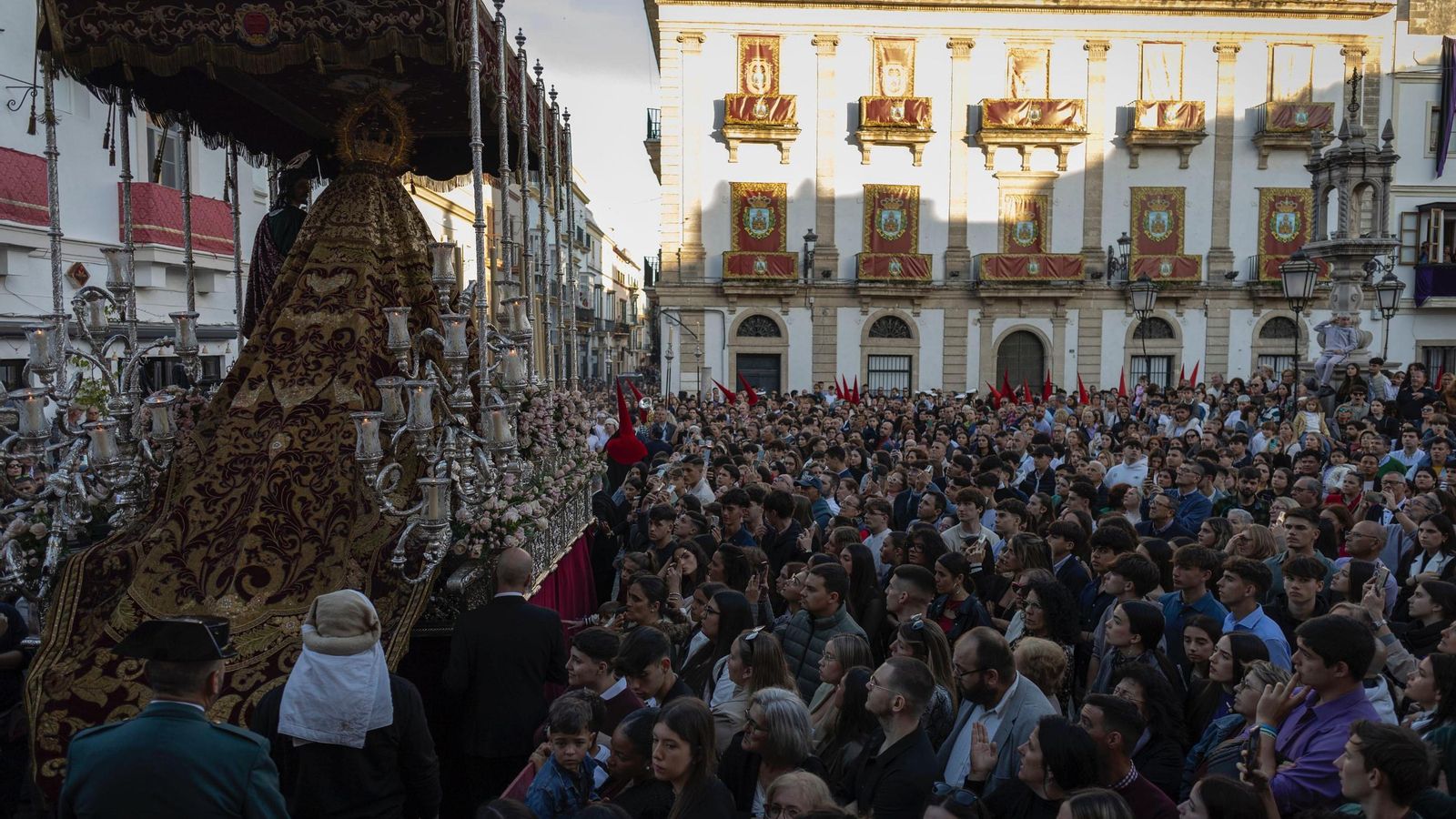 El paso de María Santísima de los Dolores, en la Plaza de España.