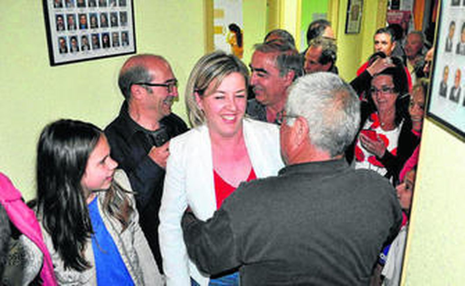 La socialista Inma Olea es felicitada tras encabezar la lista más votada en Guadix.