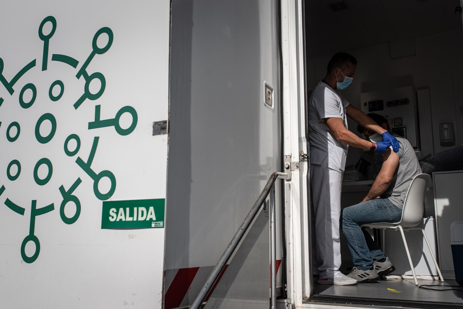 Vacunación contra la Covid-19 en una unidad móvil ubicada en la UHU.