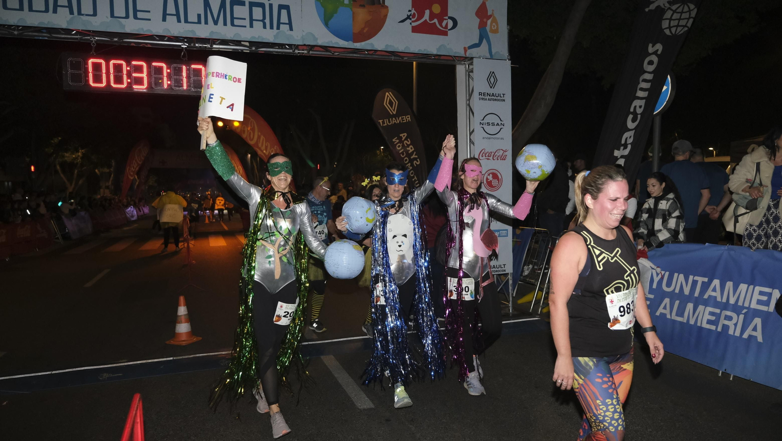 Imágenes de la XIV edición de la San Silvestre de Almería