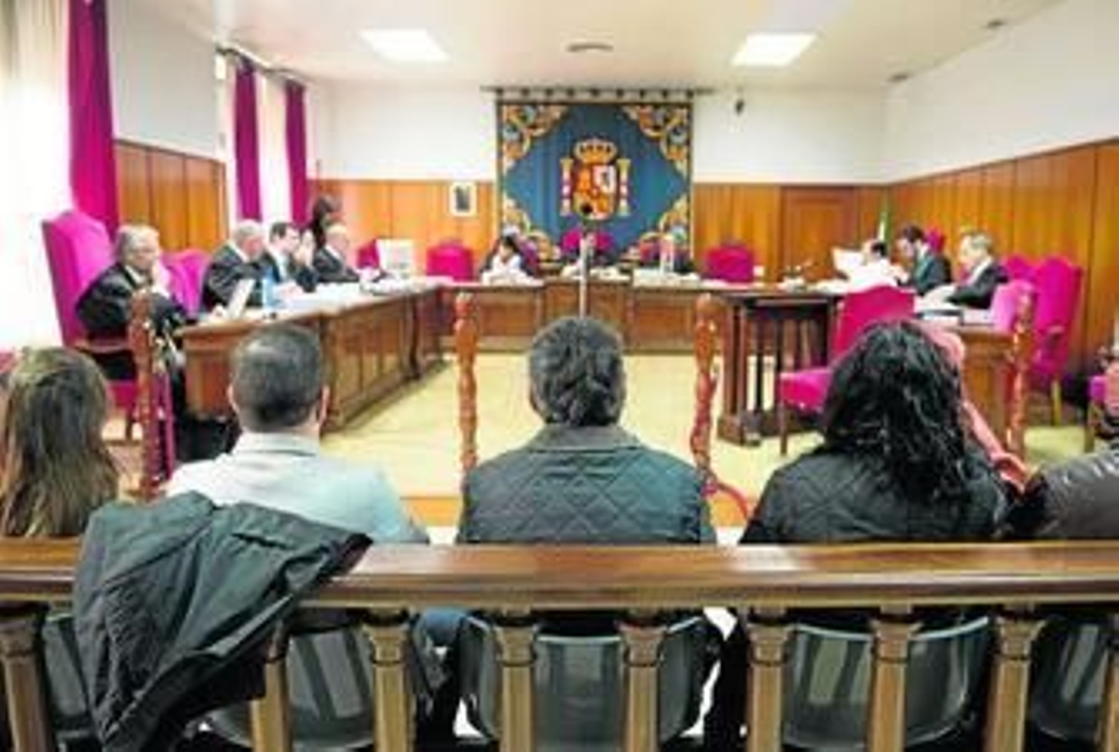 Los acusados sentados en el banquillo frente al tribunal de la Sección Primera, presidido por Manuel Estrella.