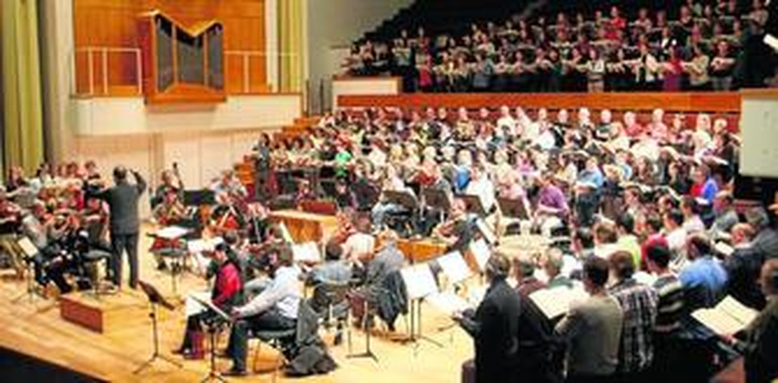 Un momento del ensayo general del concierto participativo que se celebró ayer en el Auditorio Manuel de Falla.